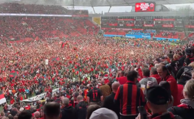 Festime të çmendura nga stadiumi i Leverkusenit – aty ku tifozët kanë pushtuar fushën
