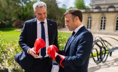 “Një takim i përzemërt pa grushte”, kancelari austriak i dhuroi dorëza boksi Macronit