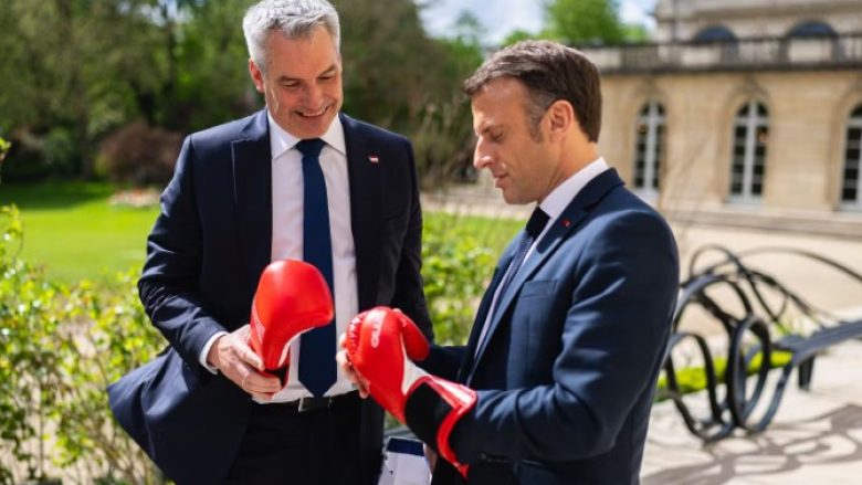 “Një takim i përzemërt pa grushte”, kancelari austriak i dhuroi dorëza boksi Macronit