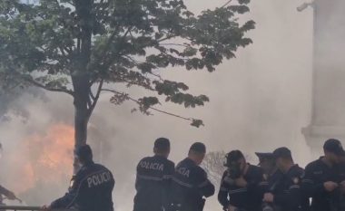 Protesta e opozitës, molotovë në drejtim të Bashkisë së Tiranës
