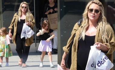 Shtatzëna Hilary Duff shfaqet me vajzat e saj Banks dhe Mae, pasi burri Matthew Koma iu nënshtrua një intervenimi