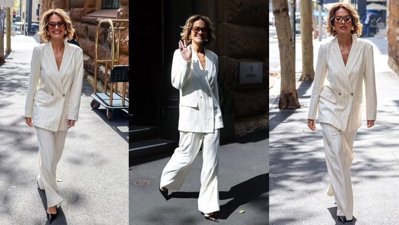 Rita Ora tregon stilin e saj elegant me një kostum të bardhë, teksa del në Sydney