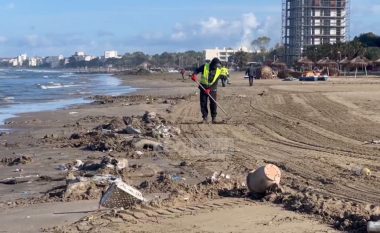 Moti i keq nxjerr në bregdet grumbuj me mbetje plastike në Durrës, ndotja e mjedisit problem për qytetin tursitik