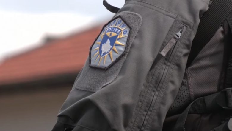 Policia ndalon një person në Prishtinë, i njëjti gjuan nga dritarja e ballkonit mbi dy kg marihuanë dhe ikë