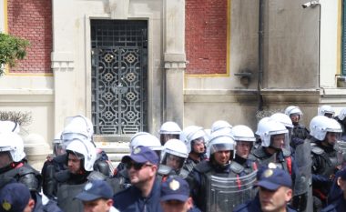 Mbyllet protesta e opozitës në Tiranë, arrestohen dy persona