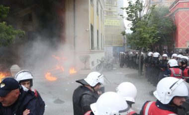 Protesta me molotov para Bashkisë së Tiranës, Policia procedon 12 persona