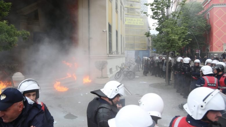 Protesta me molotov para Bashkisë së Tiranës, Policia procedon 12 persona
