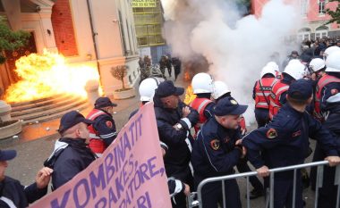 Britania e Madhe reagon për protestën para Bashkisë: Molotovi s’ka vend në demokraci