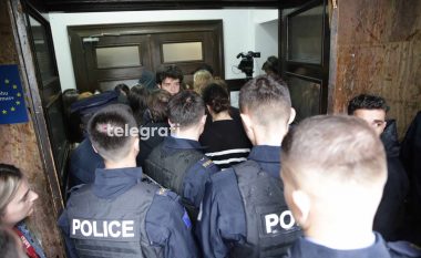 Dyshimet për ngacmime seksuale nga profesori Krasniqi, studentët bllokojnë derën dhe nuk i lejojnë të dalin anëtarët e Këshillit të Etikës të UP-së