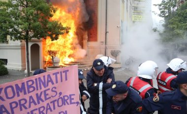 Protesta e dhunshme para Bashkisë së Tiranës, reagojnë ambasadat e SHBA-ve dhe BE-së