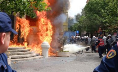 Përshkallëzohet sërish protesta e opozitës, hidhet molotov në derën e Bashkisë