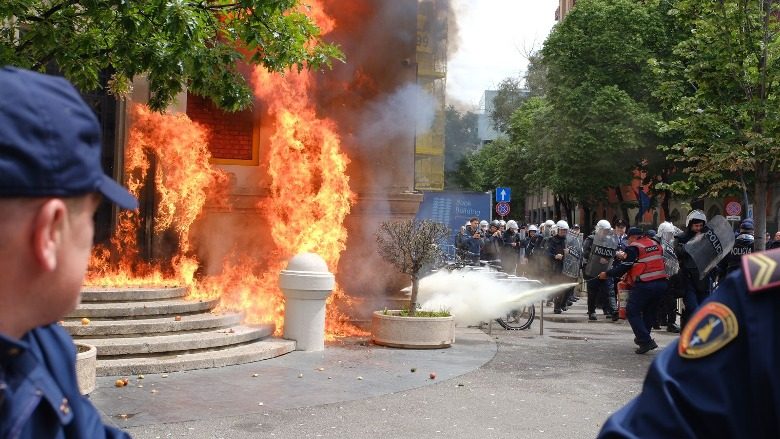 Protesta para bashkisë në Tiranës, policia ndalon një shtetas për akte të dhunshme