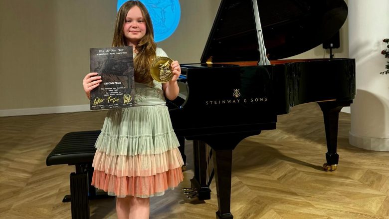 Talentja e re e pianos Puhiza Sadiki, shkëlqen në skenë me interpretimin e saj