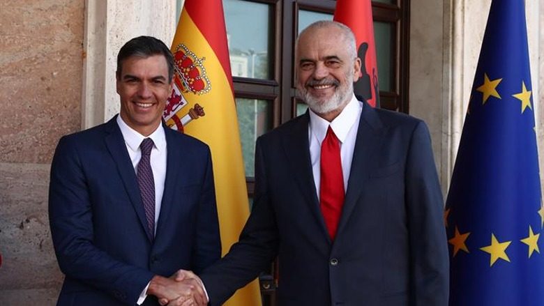 Largohet nga detyrat publike për shkak të akuzave ndaj bashkëshortes, Rama i del në krah kryeministrit spanjoll