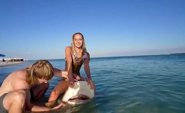 Ajo hipi mbi një peshkaqen, pastaj u pendua shumë: Vajza u lëndua në një vend të papërshtatshëm