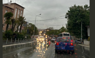 Policia e Kosovës kërkon që vozitësit të kenë kujdes të shtuar gjatë ngasjes kur ka shi