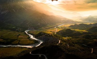 “Le Figaro” fton lexuesit të vizitojnë Shqipërinë: Male, lugina dhe lumenj, natyrë e egër për aventura