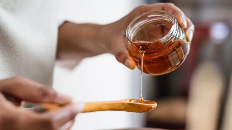 Kur është koha më e mirë për të konsumuar mjaltë? Ka një ndryshim nëse e hani në mëngjes ose në mbrëmje