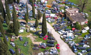 Policia në Shqipëri nis heqjen e “varrezave” të makinave, por është edhe vetë në shkelje të ligjit