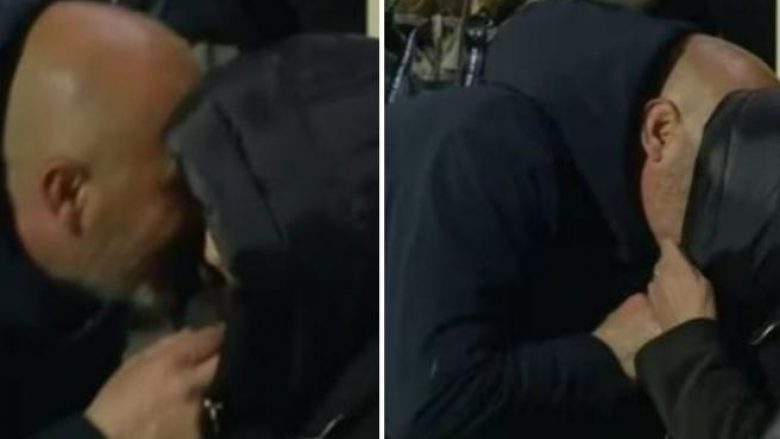 Trajneri i Fiorentinës shkaktoi skandal në Ligën e Konferencës - puthi gazetaren italiane
