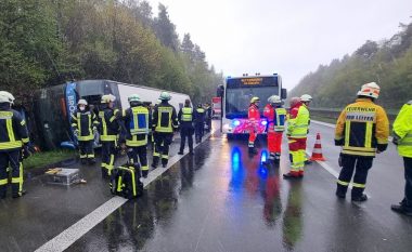 Autobusi që transportonte dhjetëra nxënës doli nga rruga dhe u përmbys – detaje dhe pamje nga aksidenti i së dielës në Gjermani