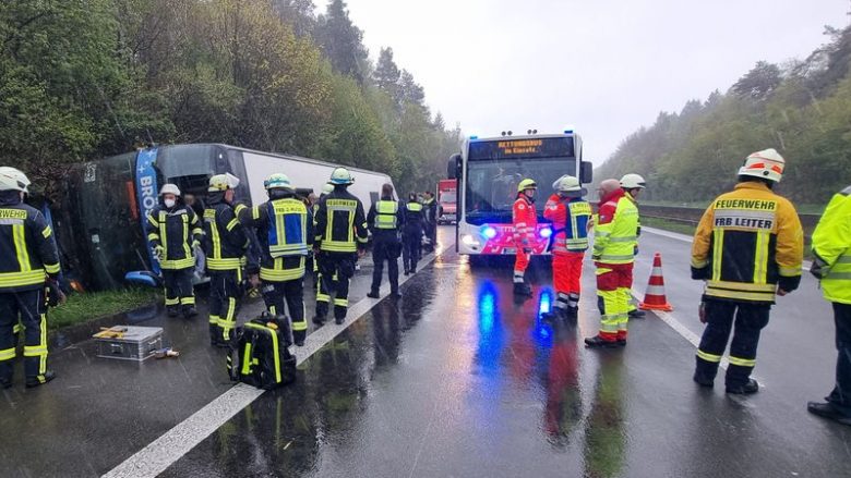 Autobusi që transportonte dhjetëra nxënës doli nga rruga dhe u përmbys – detaje dhe pamje nga aksidenti i së dielës në Gjermani