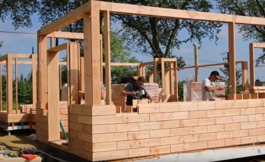 Shtëpi montazhi që nuk e keni parë deri tani: Ja se si ndërtohet shtëpia nga tullat prej druri