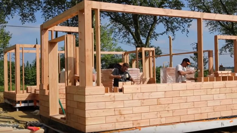 Shtëpi montazhi që nuk e keni parë deri tani: Ja se si ndërtohet shtëpia nga tullat prej druri