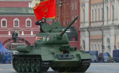 Pasojat e luftës në Ukrainë, Rusia në paradë shfaq vetëm një tank – dhe atë nga Lufta e Dytë Botërore
