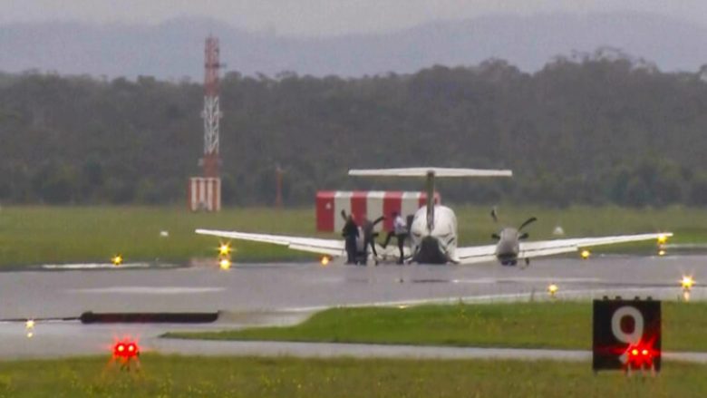 Piloti australian detyrohet që për tri orë të fluturojë mbi aeroport për ta shpenzuar karburantin, arrin të aterrojë në pistë pa rrota