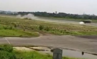 Aeroplani i Forcave Ajrore të Bangladeshit përplaset, humb jetën njëri pilot e tjetri në gjendje kritike – pamje nga momenti i rrëzimit