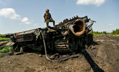 Ukrainasit pretendojnë se rusët kanë humbur 1,380 ushtarë dhe 15 tanke në 24 orët e fundit