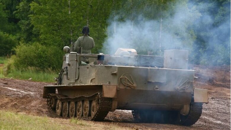 Kur një autoblindë 70-vjeçare ruse BTR-50 sulmon trupat ukrainase, është një lajm i keq për Moskën