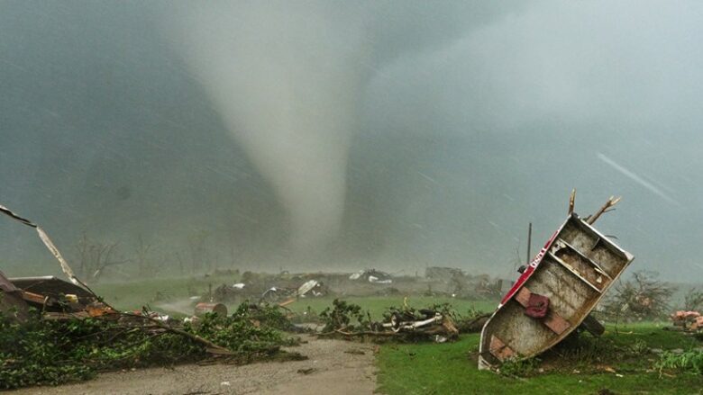 Tornado në Iowa ia merr jetën disa personave – qyteti Greenfield shndërrohet në rrënoja