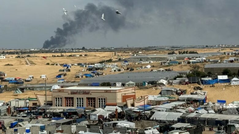 Netanyahu thotë se sulmet ajrore izraelite që vranë dhjetëra persona në Rafah ishin “gabime tragjike”