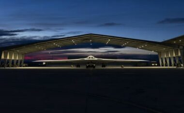 Publikohen imazhet e reja të bombarduesit të ri amerikan B-21 Raider, është i armatosur me armë bërthamore