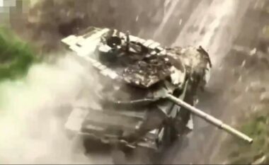 Putin pretendonte se janë “më modernet”, por tanket ruse T-90 me lehtësi po shkatërrohen nga ukrainasit – pamje që e dëshmojnë