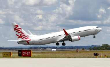 Vrapoi lakuriq në aeroplan dhe rrëzoi një stjuardesë, policia australiane arreston pasagjerin