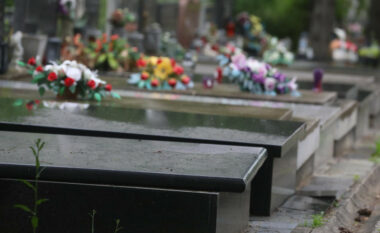 ‘Tmerr’ në varrezat e Zagrebit, vizitorët gjejnë 15 varre të hapura