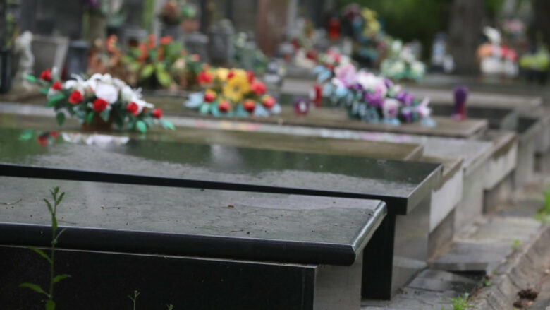 ‘Tmerr’ në varrezat e Zagrebit, vizitorët gjejnë 15 varre të hapura