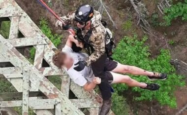 Edhe pse u rrëzua nga 120 metra lartësi nga një kanion në Washington, 19-vjeçari shpëton me lëndime minimale