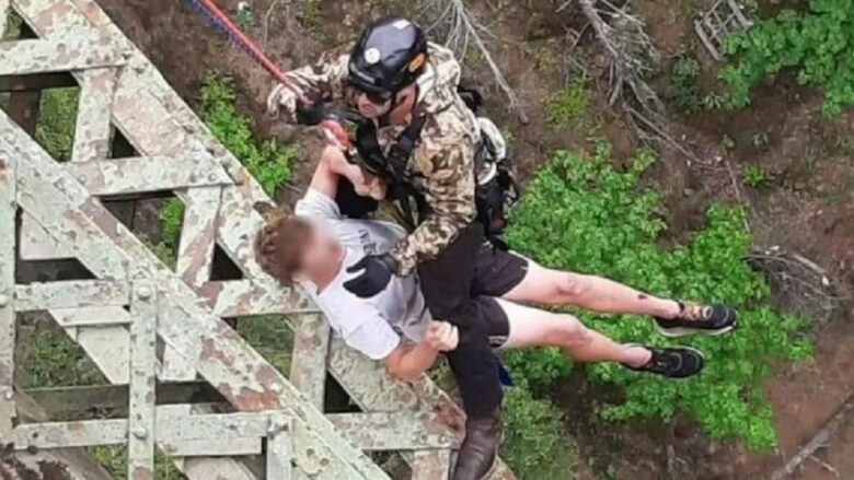 Edhe pse u rrëzua nga 120 metra lartësi nga një kanion në Washington, 19-vjeçari shpëton me lëndime minimale
