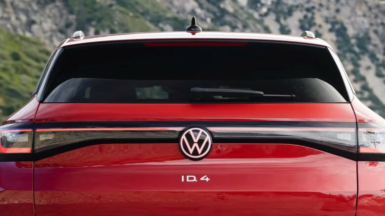 Volkswagen fton shoferët e 80 mijë veturave elektrike ID.4 për servisim, shkak defekti në softuer që fikë ekranet