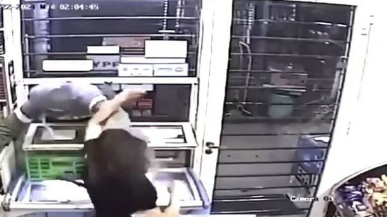 Tentoi të kryej vjedhje në një kioskë në Argjentinë, punonjësja doli të ishte eksperte e arteve marciale – pendohet rëndë sulmuesi