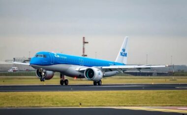 Humb jetën një burrë në aeroportin e Amsterdamit, bie në motorin e aeroplanit
