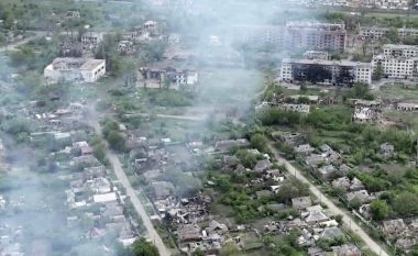 Para luftës kishte 3 mijë banorë, sot fshati ukrainas është shndërruar në gërmadha – pamjet nga ajri e dëshmojnë këtë