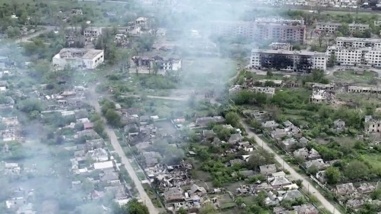 Para luftës kishte 3 mijë banorë, sot fshati ukrainas është shndërruar në gërmadha – pamjet nga ajri e dëshmojnë këtë