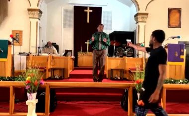 Me revole u fut në kishë gjatë meshës, tentoi të qëllonte pastorin – kamerat filmuan sulmin në Pennsylvania
