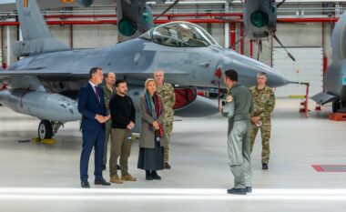 I janë premtuar 30 sosh, Zelensky viziton bazën belge ku qëndrojnë aeroplanët luftarakë F-16