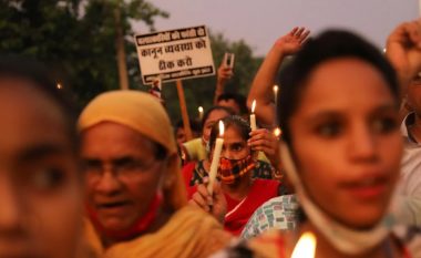 Një grua nga India u ankua se burri i saj po e detyronte të bënte “seks të panatyrshëm”, gjykatësi: Nuk është krim në martesë